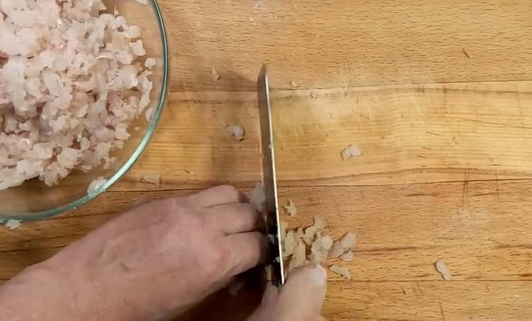 Per preparare gnocchi di luccio, tagliare il pesce