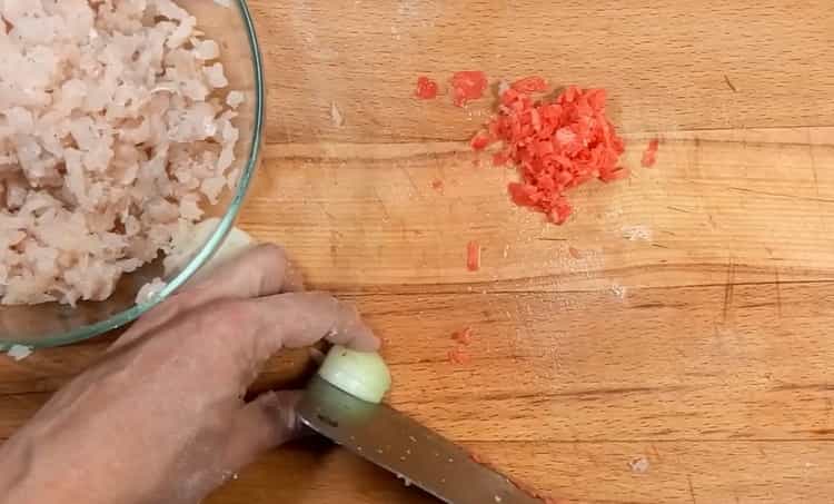 Per preparare gnocchi di luccio, tritare lo zenzero