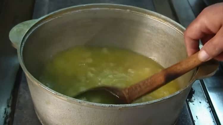 Per preparare gli gnocchi con brodo, prepara gli ingredienti