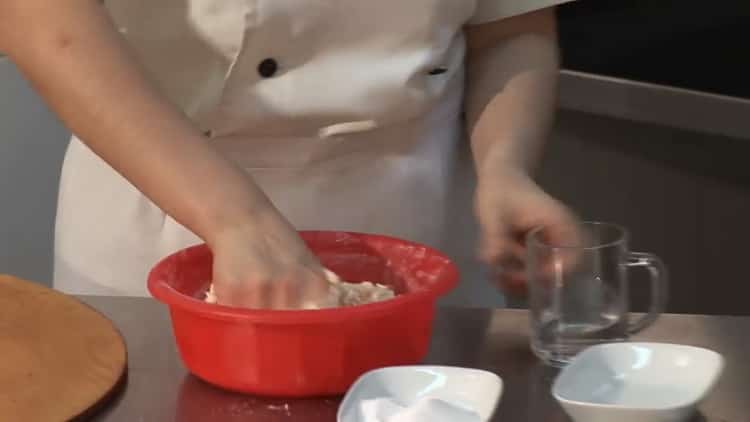 Per preparare gnocchi con brodo, preparare l'impasto