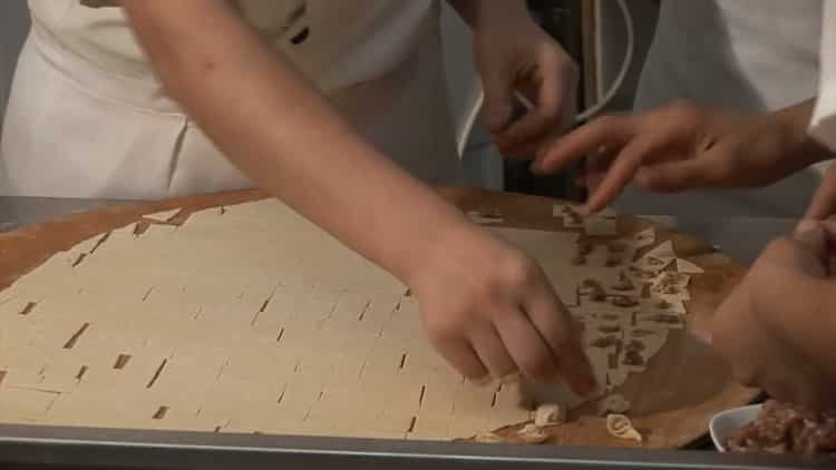 Per preparare gnocchi con brodo, mettere il ripieno sull'impasto