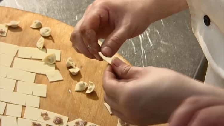 Per la preparazione di gnocchi con brodo, cuocere il semilavorato