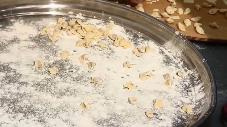 Per preparare gli gnocchi con brodo, prepara gli ingredienti