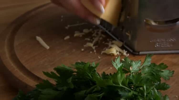 Per la preparazione di gnocchi con formaggio, preparare gli ingredienti