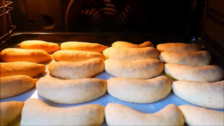 Per preparare le crostate con la ricotta, accendi il forno