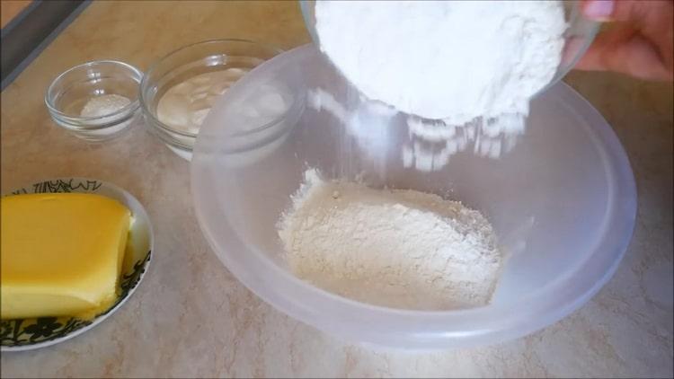 Per preparare crostate con ricotta, preparare gli ingredienti