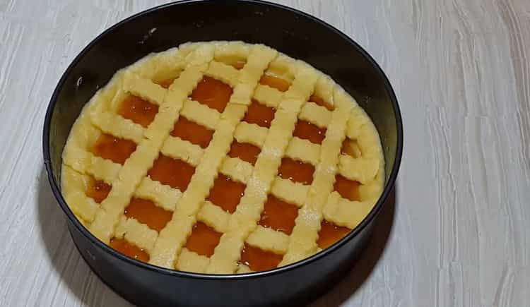 Per fare una torta di pasta frolla con marmellata, ungere il pezzo