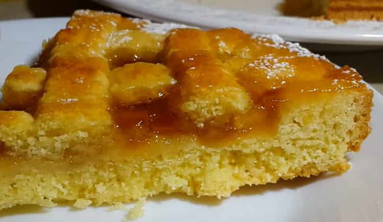 La deliziosa crostata con marmellata è pronta