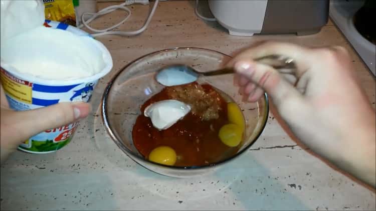 Per preparare frittelle di fegato di manzo, preparare carne macinata