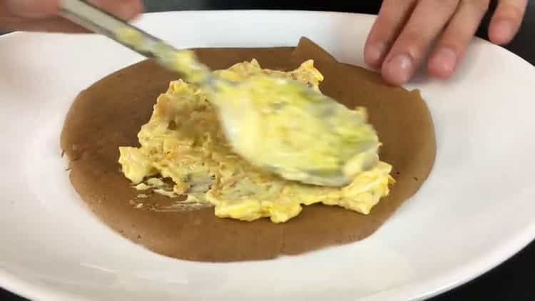 Per preparare una torta di fegato di fegato di manzo secondo una semplice ricetta, ricopri i biscotti