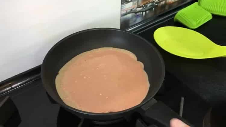 Per cucinare una torta di fegato di manzo con una ricetta semplice, friggi le frittelle