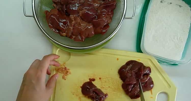 Per preparare il fegato di pollo fritto con cipolle, preparare gli ingredienti