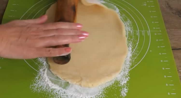 Per preparare i biscotti ghat, stendi la pasta