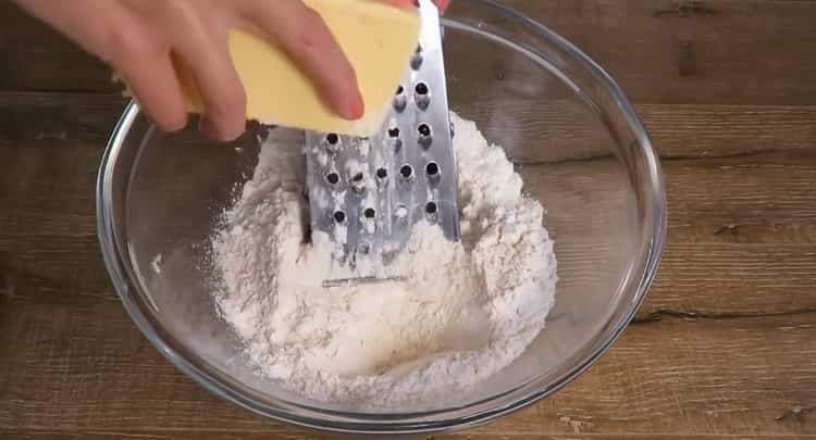 Per preparare i biscotti Ghat, preparare gli ingredienti