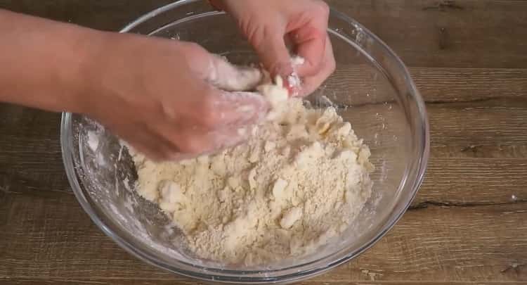 Per preparare i biscotti ghat, macina farina e burro