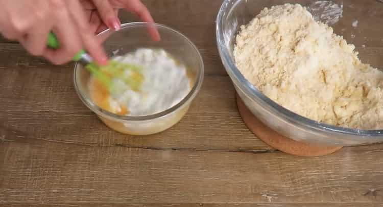 Per preparare i biscotti ghat, preparare ingredienti liquidi