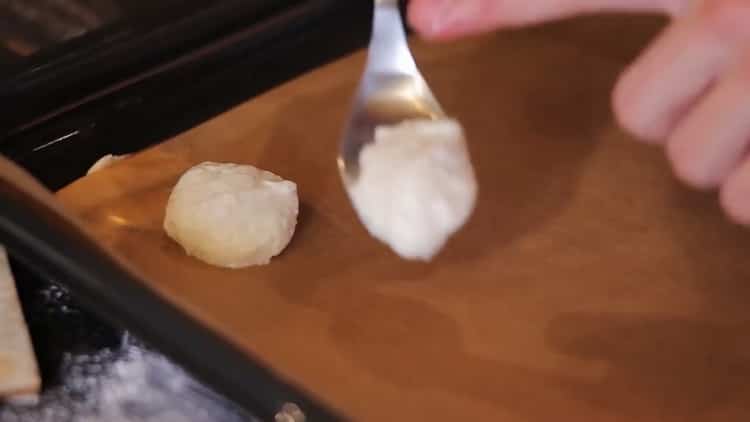 Per la preparazione di biscotti a base di farina di medaglie. metti gli scoiattoli sullo stampo