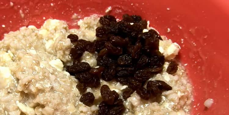 Per preparare i biscotti di farina d'avena, prepara gli ingredienti