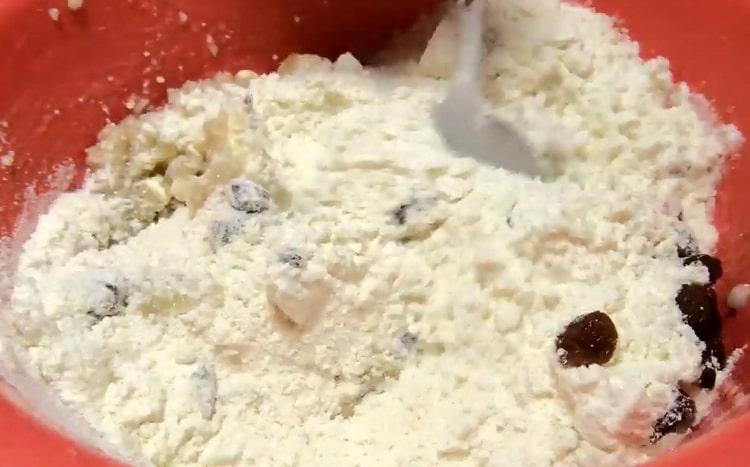 Aggiungi la farina per fare i biscotti di farina d'avena