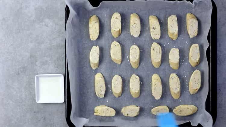 Per preparare biscotti con formaggio fuso, preriscaldare il forno