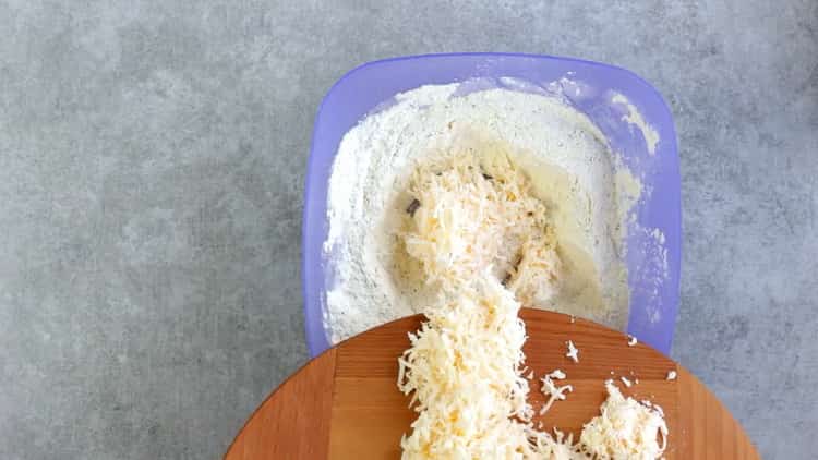 Per mescolare i biscotti al formaggio, mescolare gli ingredienti