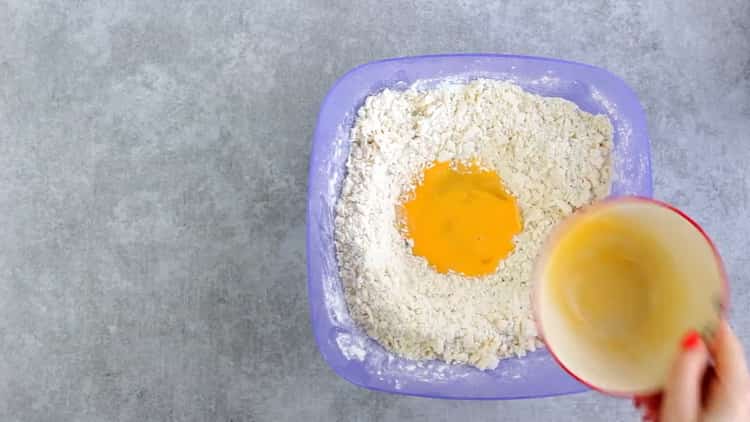 Per fare i biscotti con formaggio fuso, preparare l'impasto