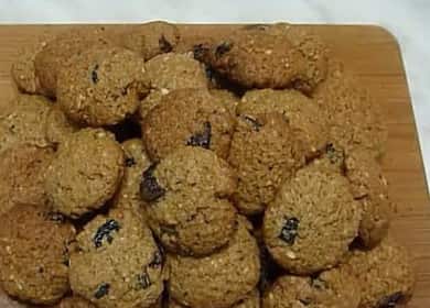 Biscotti di farina di segale con noci e uvetta