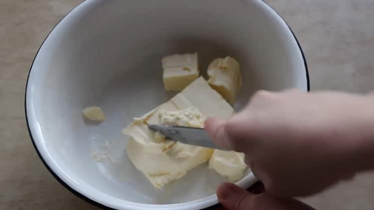 Per preparare i biscotti con farina di riso, prepara il burro