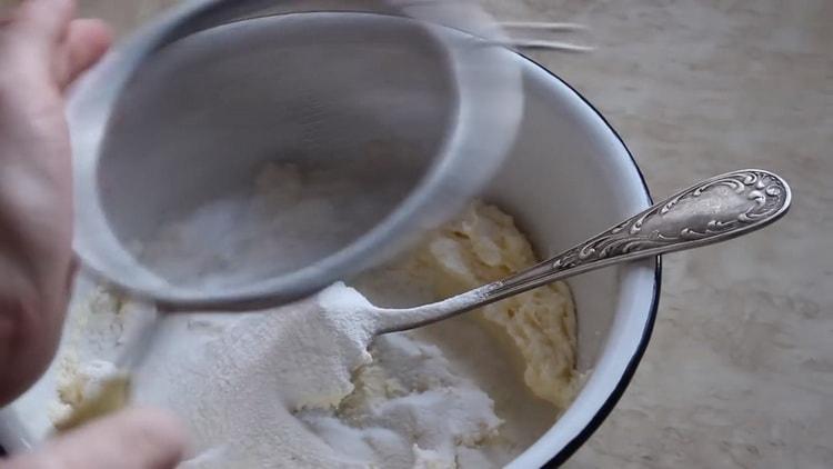 Per fare i biscotti con farina di riso, aggiungi la farina