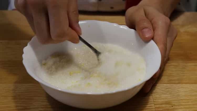 Per preparare i biscotti dalla pasta sfoglia, preparare una spolverata