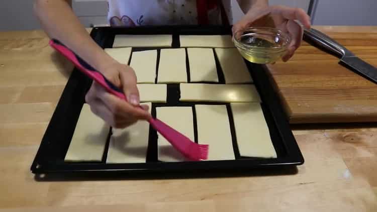 Per fare i biscotti dalla pasta sfoglia, ungere l'impasto