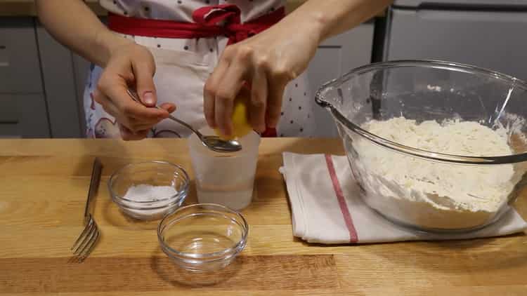 Per fare i biscotti con la pasta sfoglia, raffreddare l'acqua