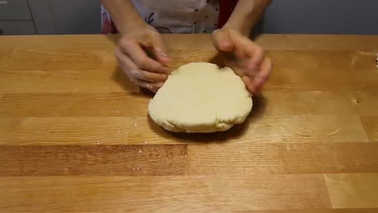 Per preparare il khachapuri con la pasta sfoglia, impastare la pasta