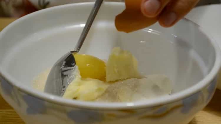 Per preparare i biscotti con ricotta e panna acida, preparare gli ingredienti per il ripieno