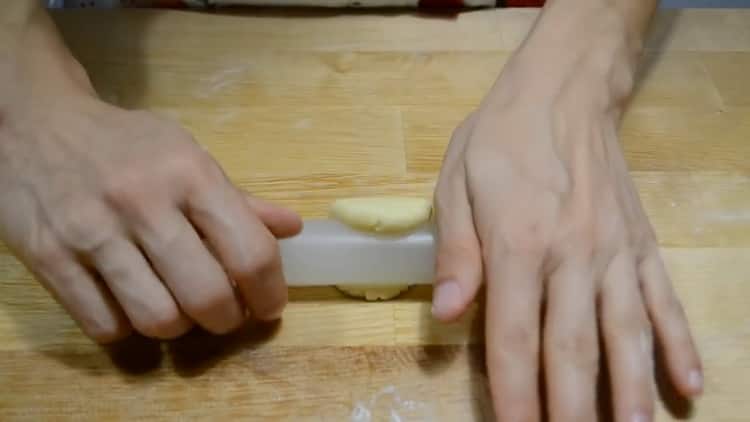 Per fare i biscotti con ricotta e panna acida, stendere l'impasto