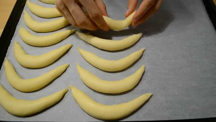 Per preparare biscotti con ricotta e panna acida, preriscaldare il forno