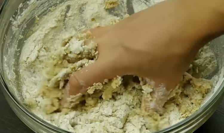 Per preparare biscotti al pan di zenzero con cannella, mescola gli ingredienti.