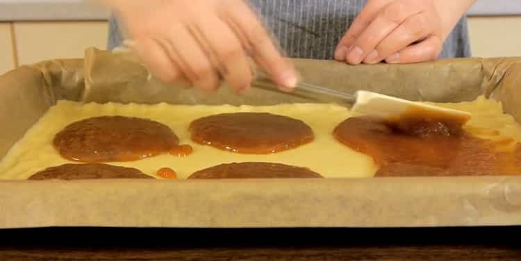 Per preparare i biscotti karakum, stendi l'impasto con la marmellata