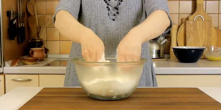 Per preparare i biscotti karakum, mescola gli ingredienti.