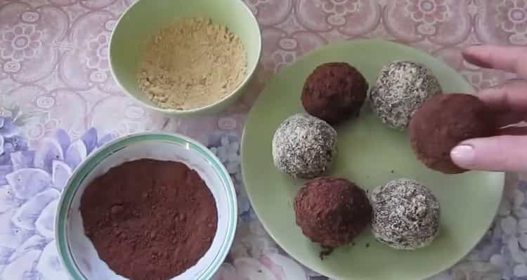 Per preparare i biscotti di patate, preparare una spolverata