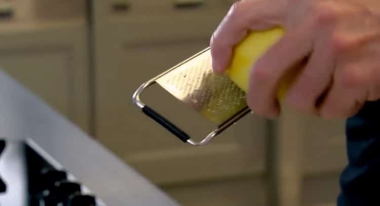 Per preparare i biscotti Madeleine, grattugiate il limone