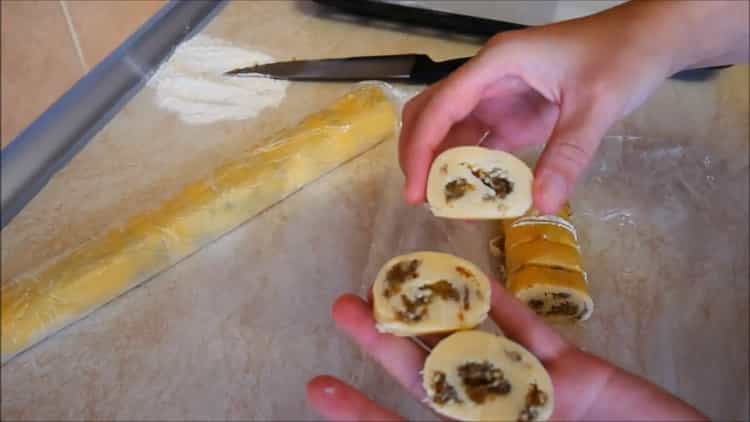 Per fare i biscotti sui tuorli, taglia il rotolo