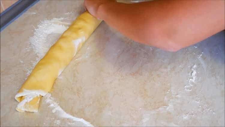 Per fare i biscotti con i tuorli, tira un rotolo