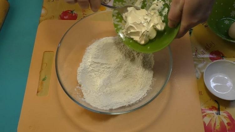 Per preparare i biscotti alla margarina, mescola gli ingredienti.