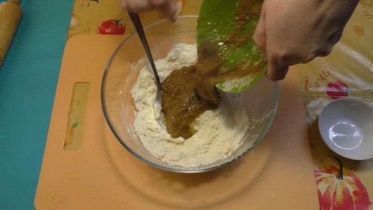 Per fare i biscotti con la margarina, impastare la pasta