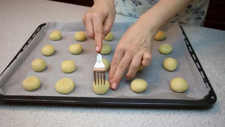 Per preparare i biscotti su un latte condensato, preriscaldare il forno