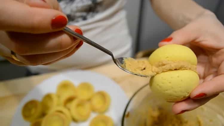 Per fare i biscotti alle pesche, unisci le metà dei pasticcini