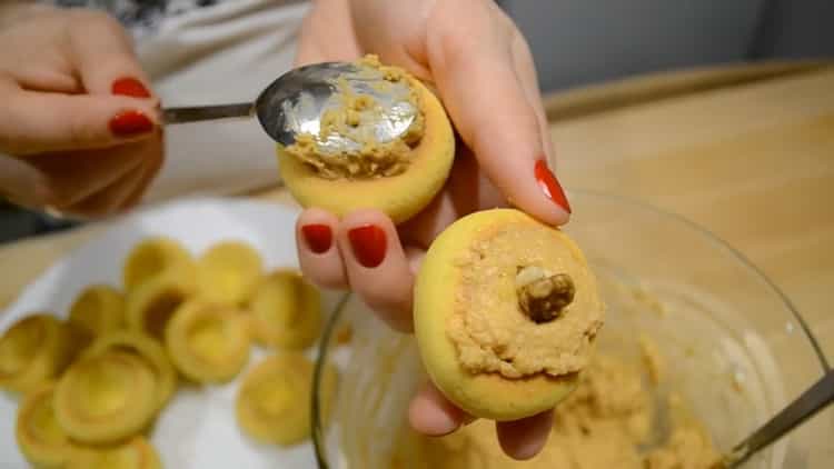 Per preparare le pesche, metti la panna in una torta