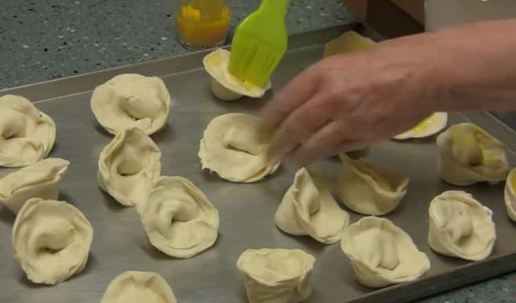 Per i baci di biscotti ungere l'impasto con un uovo