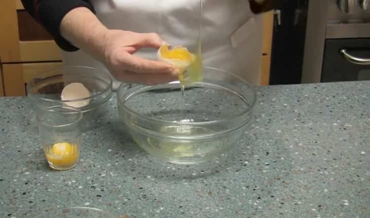 Prepara gli ingredienti per i baci dei biscotti